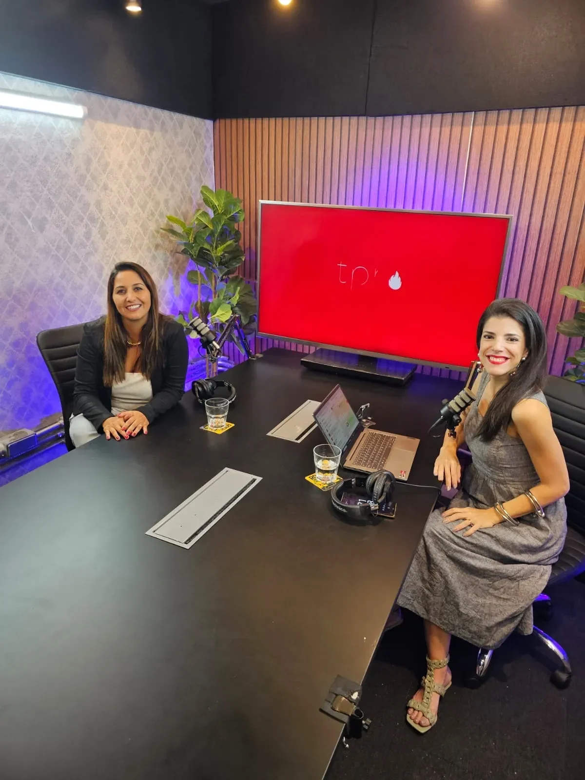 Benditas em reunião no escritório da agência